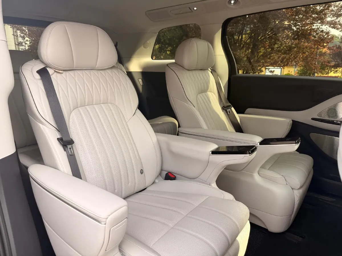 2025 Voyah Dream 1.5T 150HP L4 PHEV 41.7KWH,autocango,china used car exporter,china ev exporter,chinese used car exporter,chinese used ev exporter