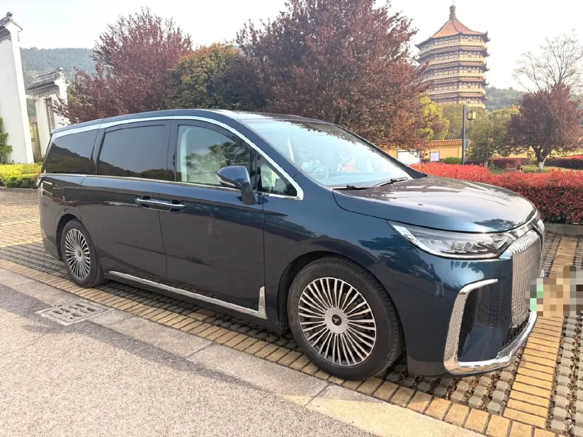 2025 Voyah Dream 1.5T 150HP L4 PHEV 41.7KWH,autocango,china used car exporter,china ev exporter,chinese used car exporter,chinese used ev exporter