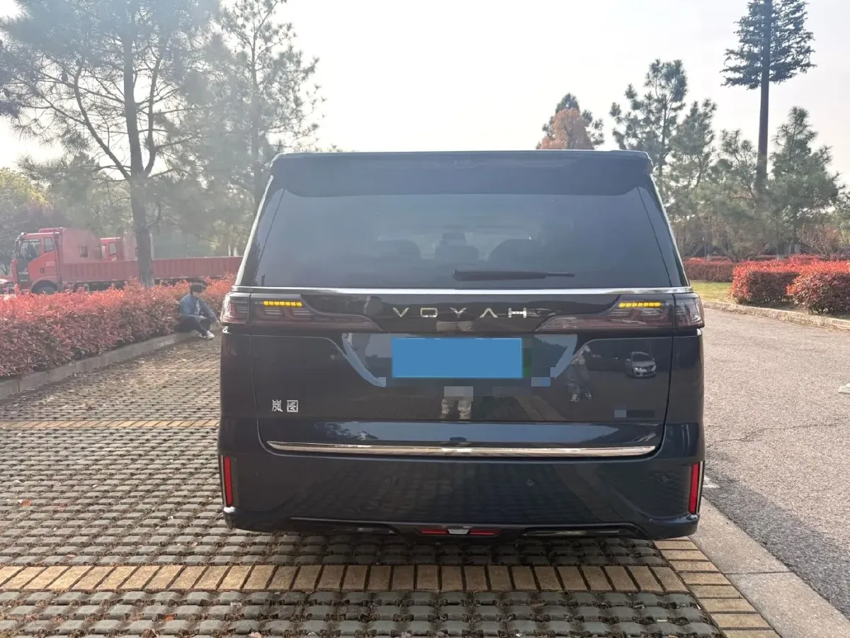 2025 Voyah Dream 1.5T 150HP L4 PHEV 41.7KWH,autocango,china used car exporter,china ev exporter,chinese used car exporter,chinese used ev exporter
