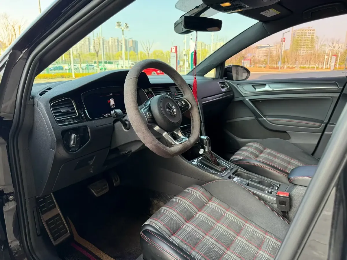 2018 Volkswagen GolfGTI 2.0T 220HP L4 7DCT,autocango,china used car exporter,china ev exporter,chinese used car exporter,chinese used ev exporter