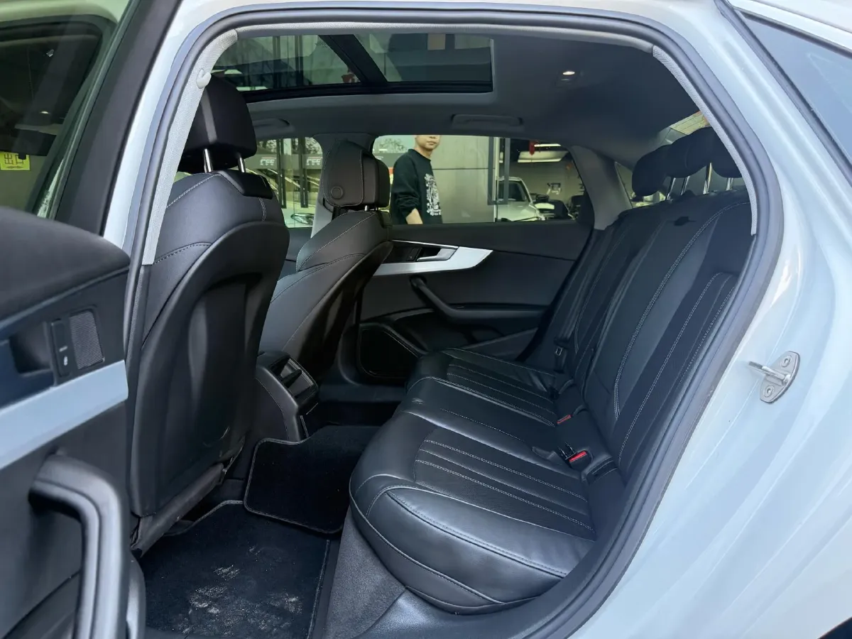 2022 Audi A4L 2.0T 190HP L4 7DCT,autocango,china used car exporter,china ev exporter,chinese used car exporter,chinese used ev exporter