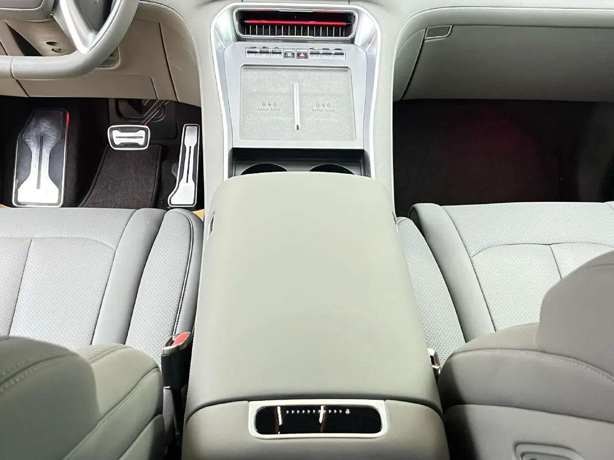 2026 Denza DenzaN9 2.0T 207HP L4 E-CVT PHEV,autocango,china used car exporter,china ev exporter,chinese used car exporter,chinese used ev exporter