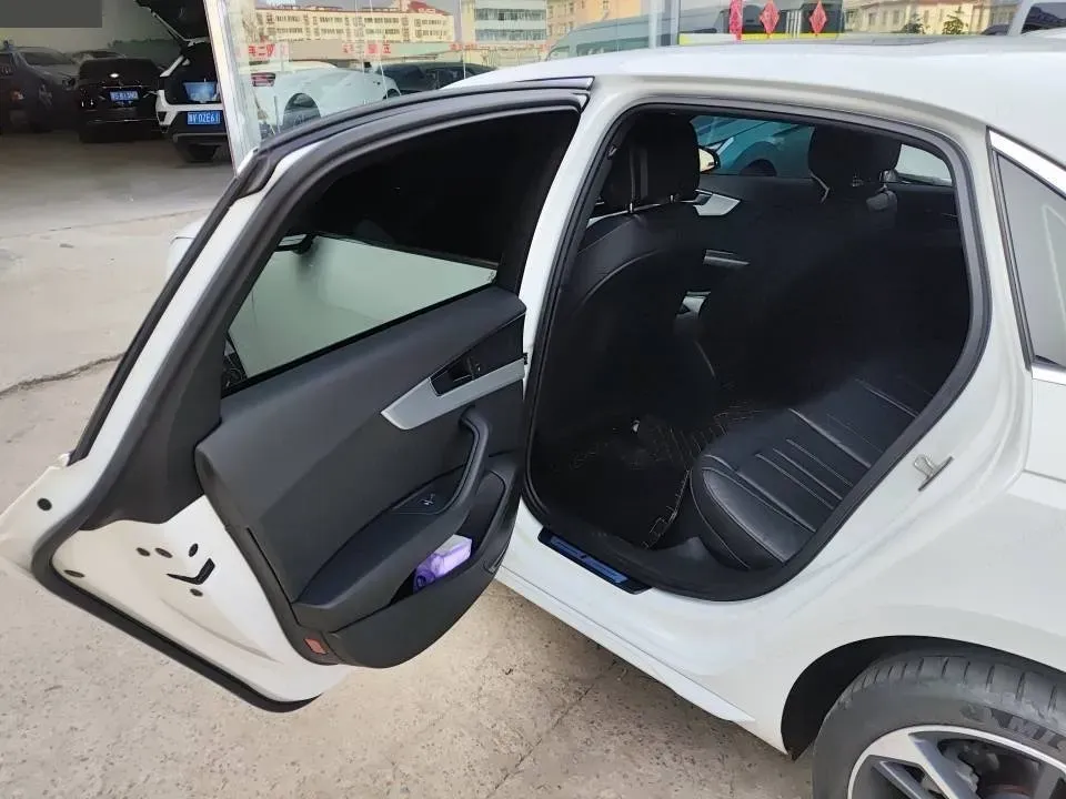 2022 Audi A4L 2.0T 190HP L4 7DCT,autocango,china used car exporter,china ev exporter,chinese used car exporter,chinese used ev exporter