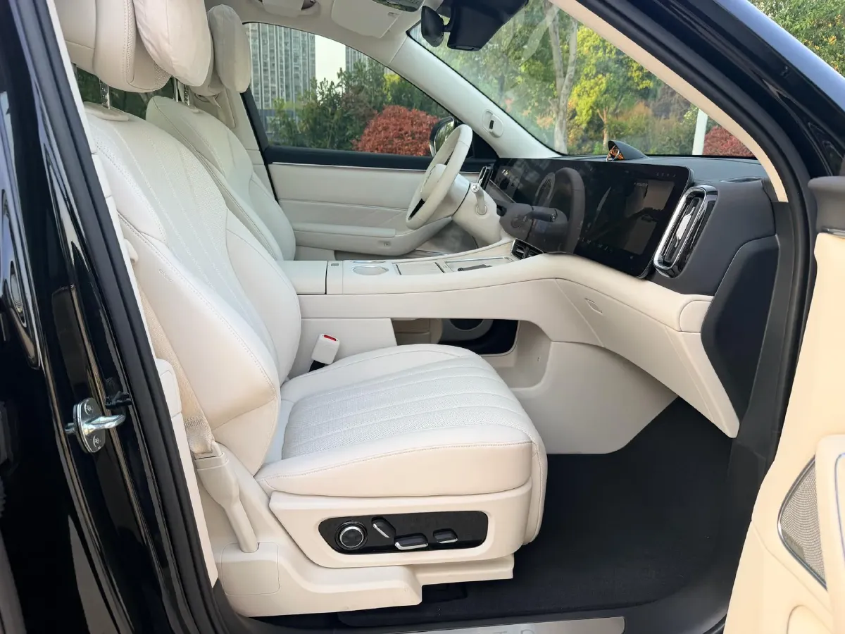 2025 AITO AITO M8 REEV 160HP REEV 53.4KWH,autocango,china used car exporter,china ev exporter,chinese used car exporter,chinese used ev exporter