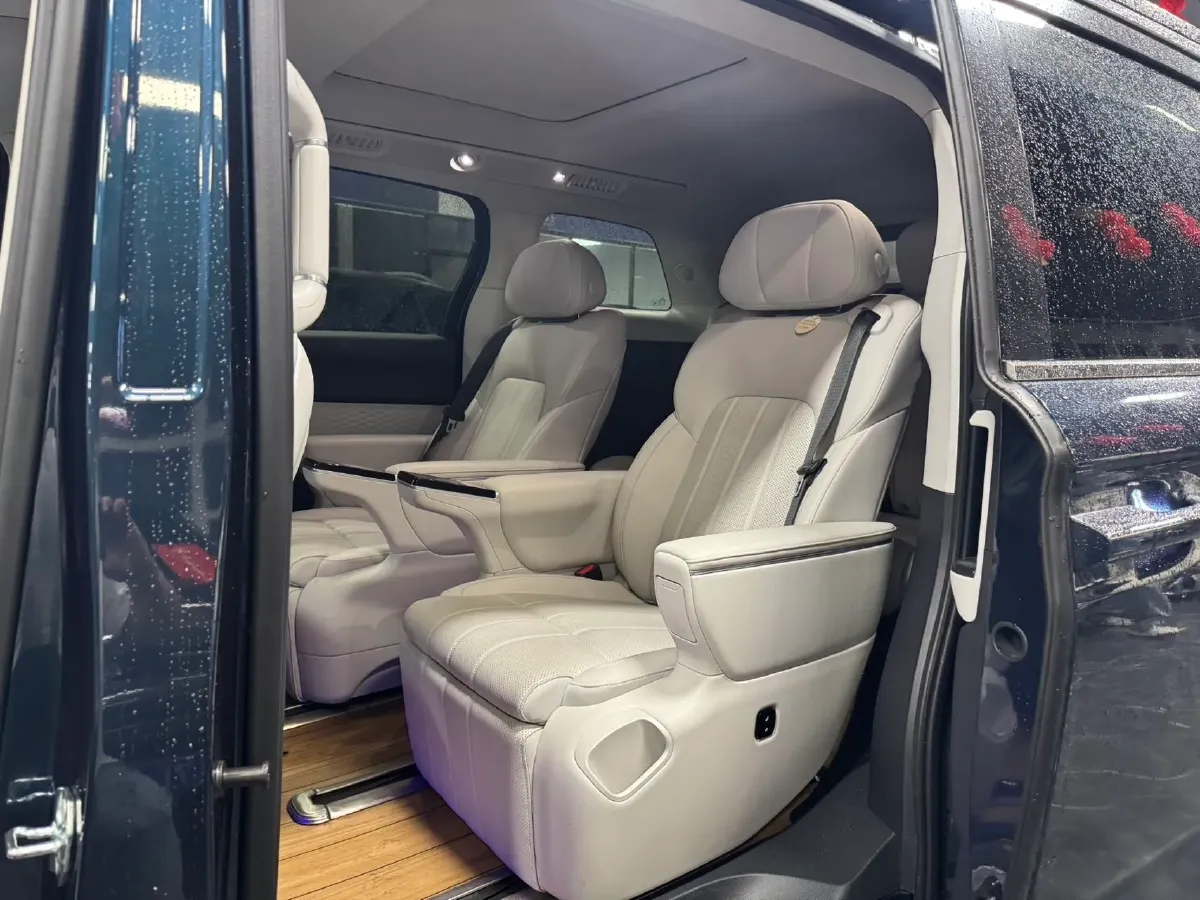 2025 Voyah Dream 1.5T 150HP L4 PHEV 41.7KWH,autocango,china used car exporter,china ev exporter,chinese used car exporter,chinese used ev exporter