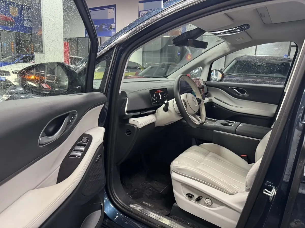2025 Voyah Dream 1.5T 150HP L4 PHEV 41.7KWH,autocango,china used car exporter,china ev exporter,chinese used car exporter,chinese used ev exporter