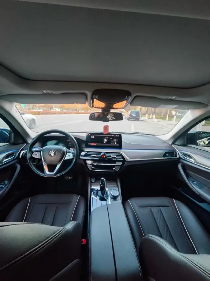 2022 BMW 5 Series 2.0T 252HP L4 8AT,autocango,china used car exporter,china ev exporter,chinese used car exporter,chinese used ev exporter