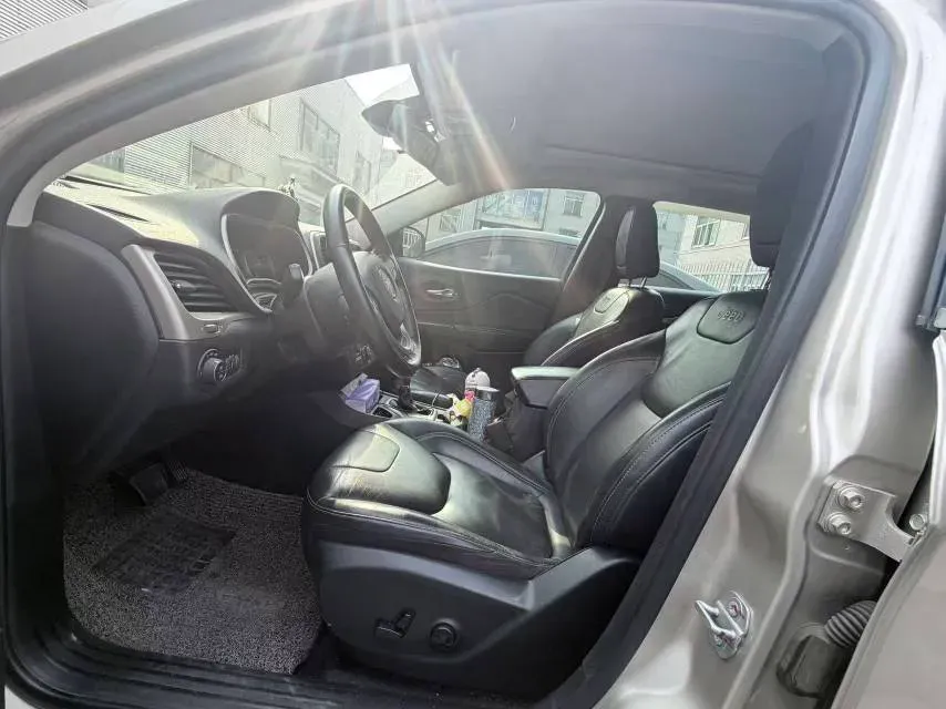 2017 Jeep Cherokee 2.0L 155HP L4 9AT,autocango,china used car exporter,china ev exporter,chinese used car exporter,chinese used ev exporter