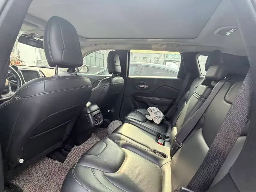 2017 Jeep Cherokee 2.0L 155HP L4 9AT,autocango,china used car exporter,china ev exporter,chinese used car exporter,chinese used ev exporter