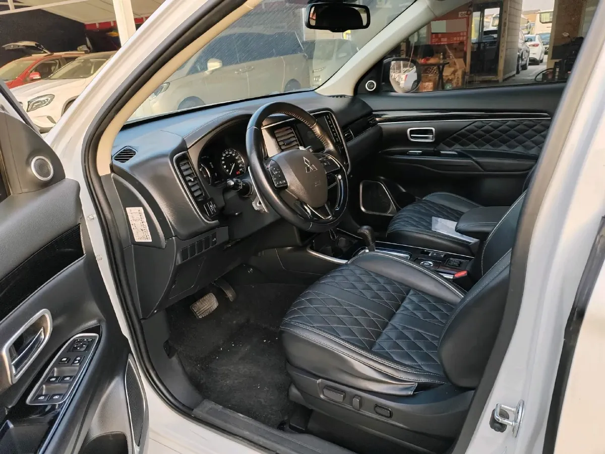 2021 Mitsubishi Outlander 2.4L 192HP L4 CVT,autocango,china used car exporter,china ev exporter,chinese used car exporter,chinese used ev exporter