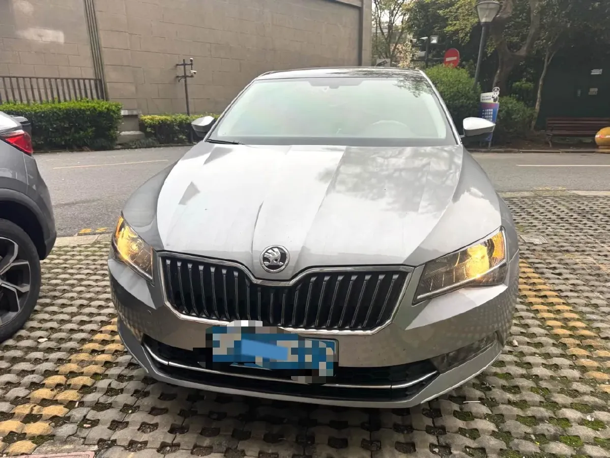 2018 Skoda Superb 1.8T 180HP L4 7DCT,autocango,china used car exporter,china ev exporter,chinese used car exporter,chinese used ev exporter