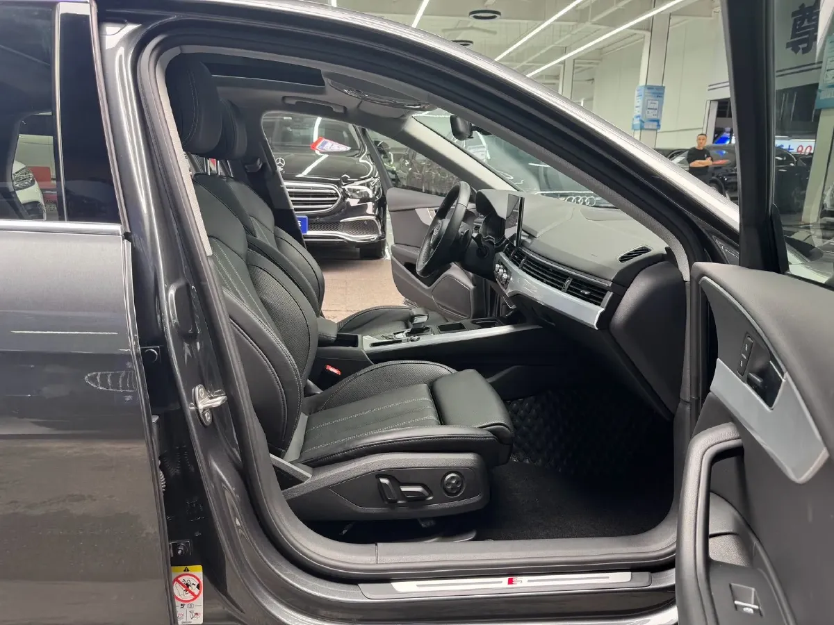 2020 Audi A4L 2.0T 190HP L4 7DCT,autocango,china used car exporter,china ev exporter,chinese used car exporter,chinese used ev exporter