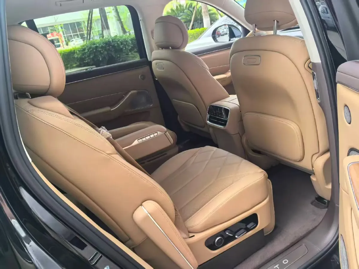 2025 AITO AITO M8 REEV 160HP REEV 53.4KWH,autocango,china used car exporter,china ev exporter,chinese used car exporter,chinese used ev exporter