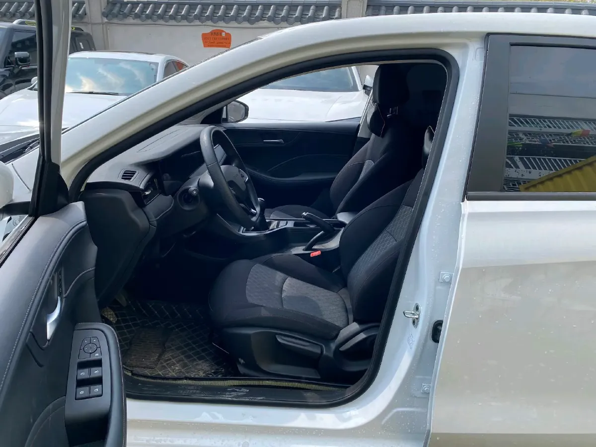 2023 Roewe i5 1.5L 129HP L4 5MT,autocango,china used car exporter,china ev exporter,chinese used car exporter,chinese used ev exporter