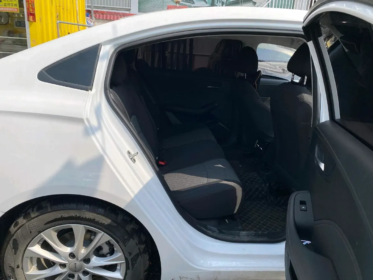 2023 Roewe i5 1.5L 129HP L4 5MT,autocango,china used car exporter,china ev exporter,chinese used car exporter,chinese used ev exporter