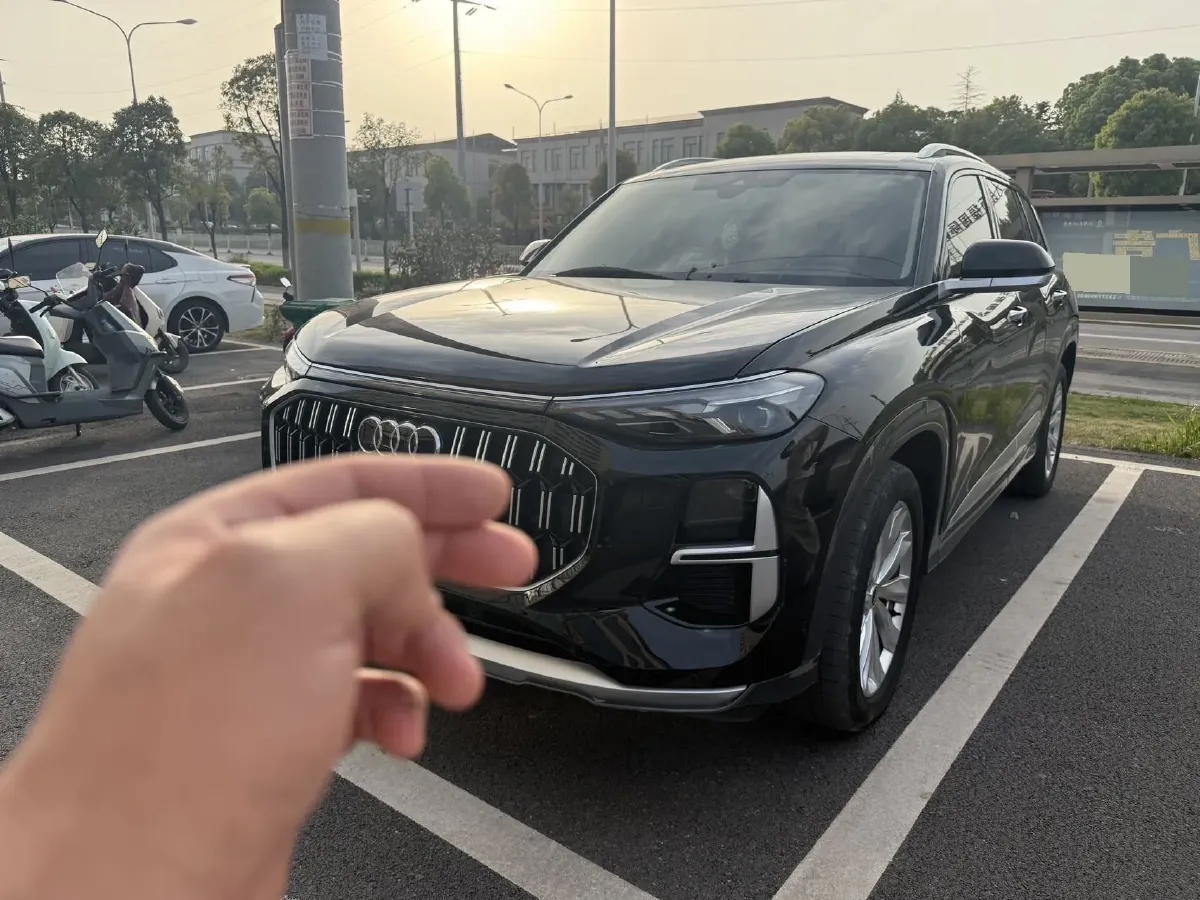 2024 Audi Q6 2.0T 265HP L4 7DCT,autocango,china used car exporter,china ev exporter,chinese used car exporter,chinese used ev exporter