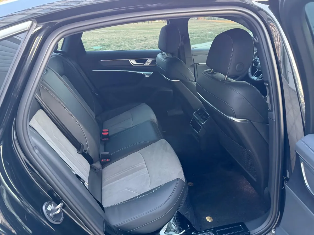 2024 Audi A6L 2.0T 245HP L4 7DCT,autocango,china used car exporter,china ev exporter,chinese used car exporter,chinese used ev exporter