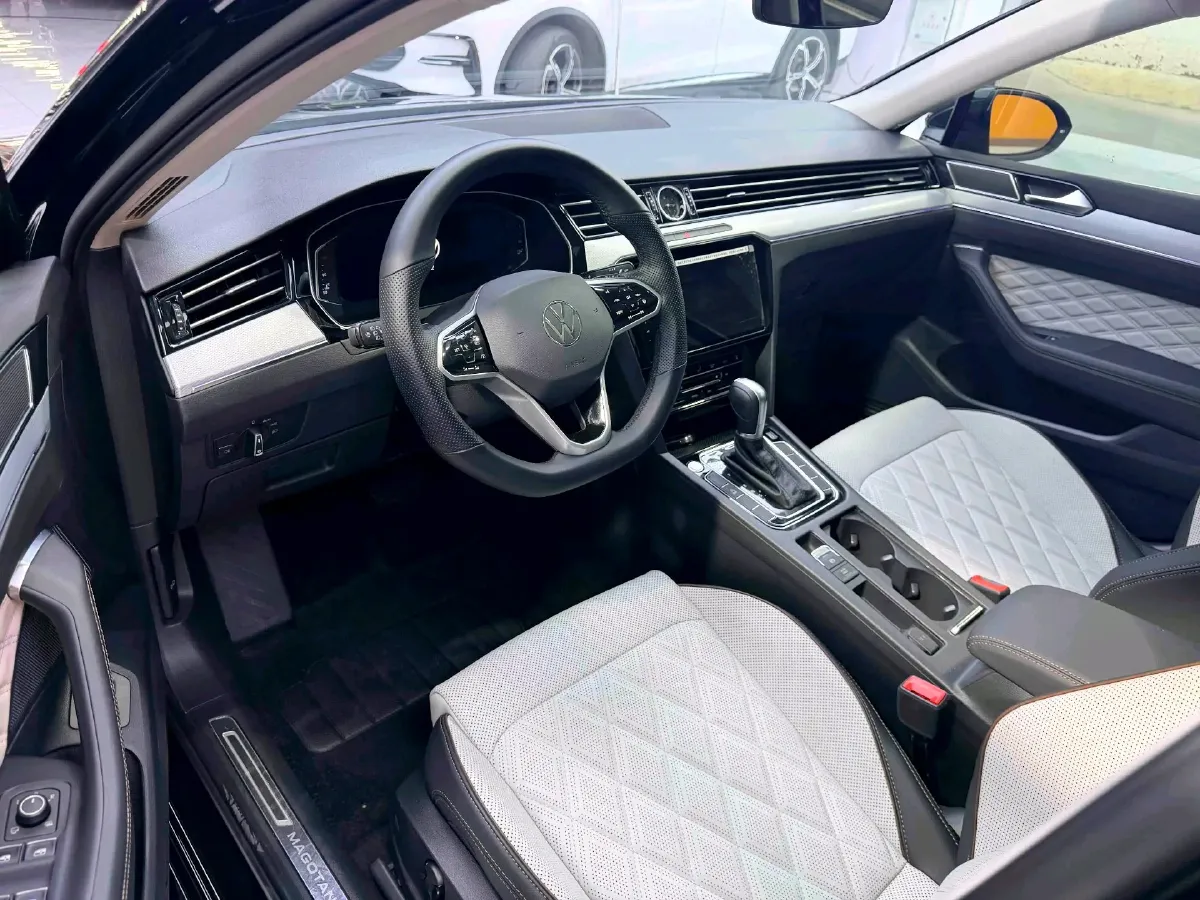 2024 Volkswagen Magotan 2.0T 186HP L4 7DCT,autocango,china used car exporter,china ev exporter,chinese used car exporter,chinese used ev exporter