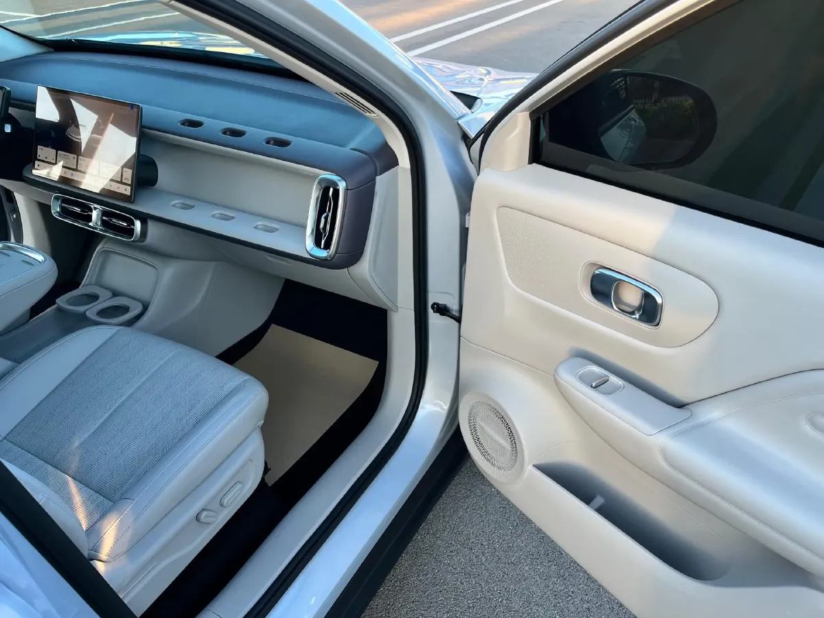 2025 Leapmotor B10 BEV 67.1KWH,autocango,china used car exporter,china ev exporter,chinese used car exporter,chinese used ev exporter