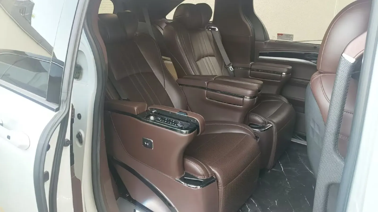 2023 Toyota Sienna 2.5L 189HP L4 E-CVT Hybrid,autocango,china used car exporter,china ev exporter,chinese used car exporter,chinese used ev exporter