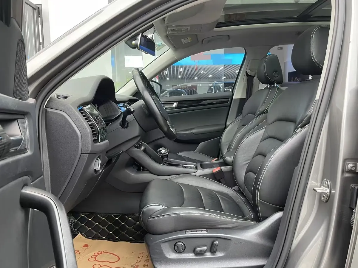 2019 Skoda Superb 2.0T 220HP L4 7DCT,autocango,china used car exporter,china ev exporter,chinese used car exporter,chinese used ev exporter