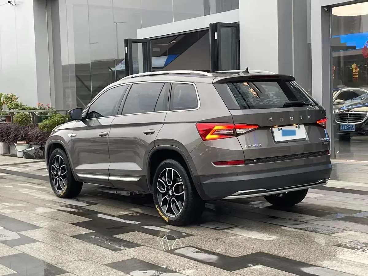 2019 Skoda Superb 2.0T 220HP L4 7DCT,autocango,china used car exporter,china ev exporter,chinese used car exporter,chinese used ev exporter