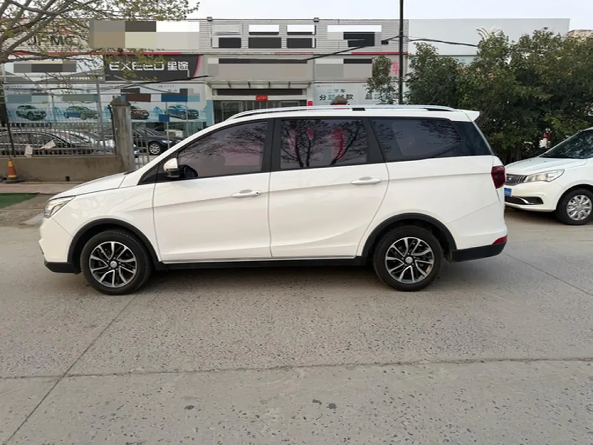 2019 BaoJun 730 1.5L 105HP L4 6MT,autocango,china used car exporter,china ev exporter,chinese used car exporter,chinese used ev exporter