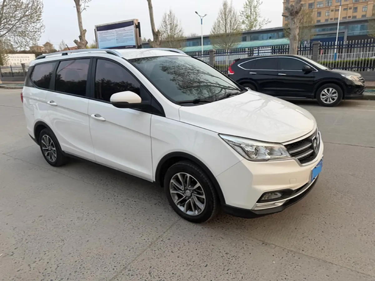 2019 BaoJun 730 1.5L 105HP L4 6MT,autocango,china used car exporter,china ev exporter,chinese used car exporter,chinese used ev exporter
