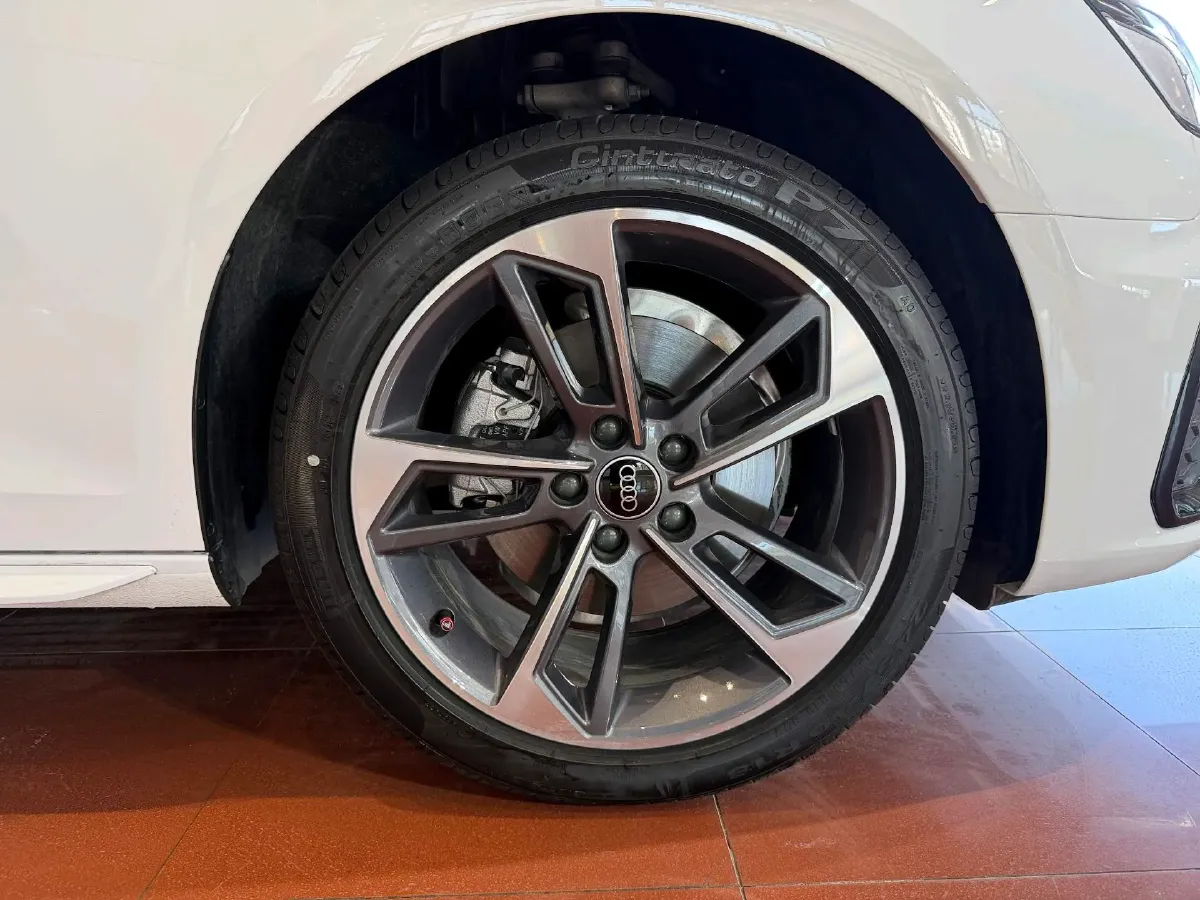 2025 Audi A4L 2.0T 190HP L4 7DCT,autocango,china used car exporter,china ev exporter,chinese used car exporter,chinese used ev exporter