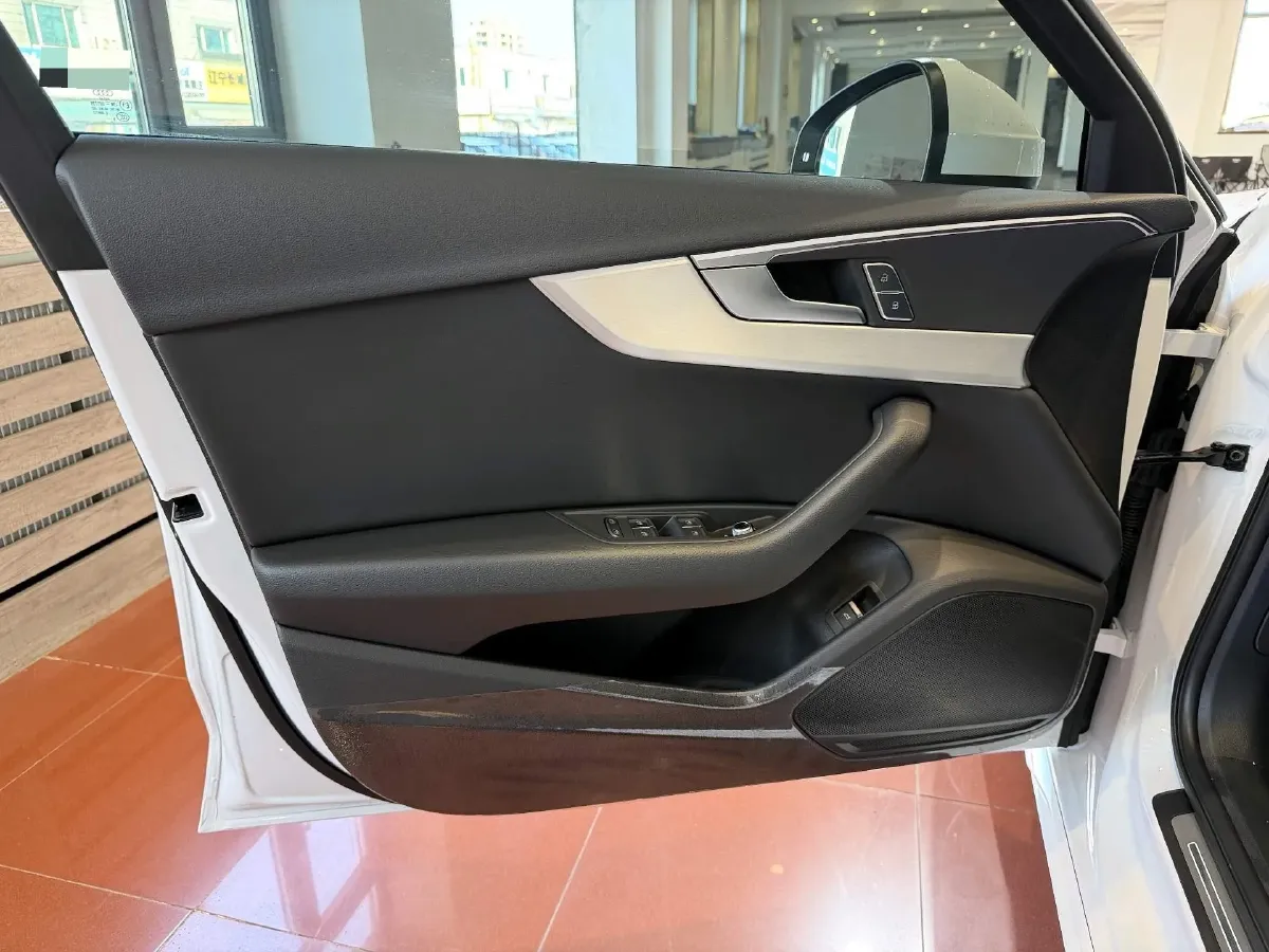 2025 Audi A4L 2.0T 190HP L4 7DCT,autocango,china used car exporter,china ev exporter,chinese used car exporter,chinese used ev exporter