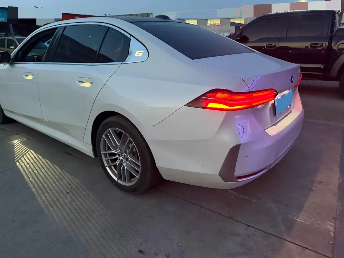 2025 BMW 5 Series 2.0T 190HP L4 8AT,autocango,china used car exporter,china ev exporter,chinese used car exporter,chinese used ev exporter