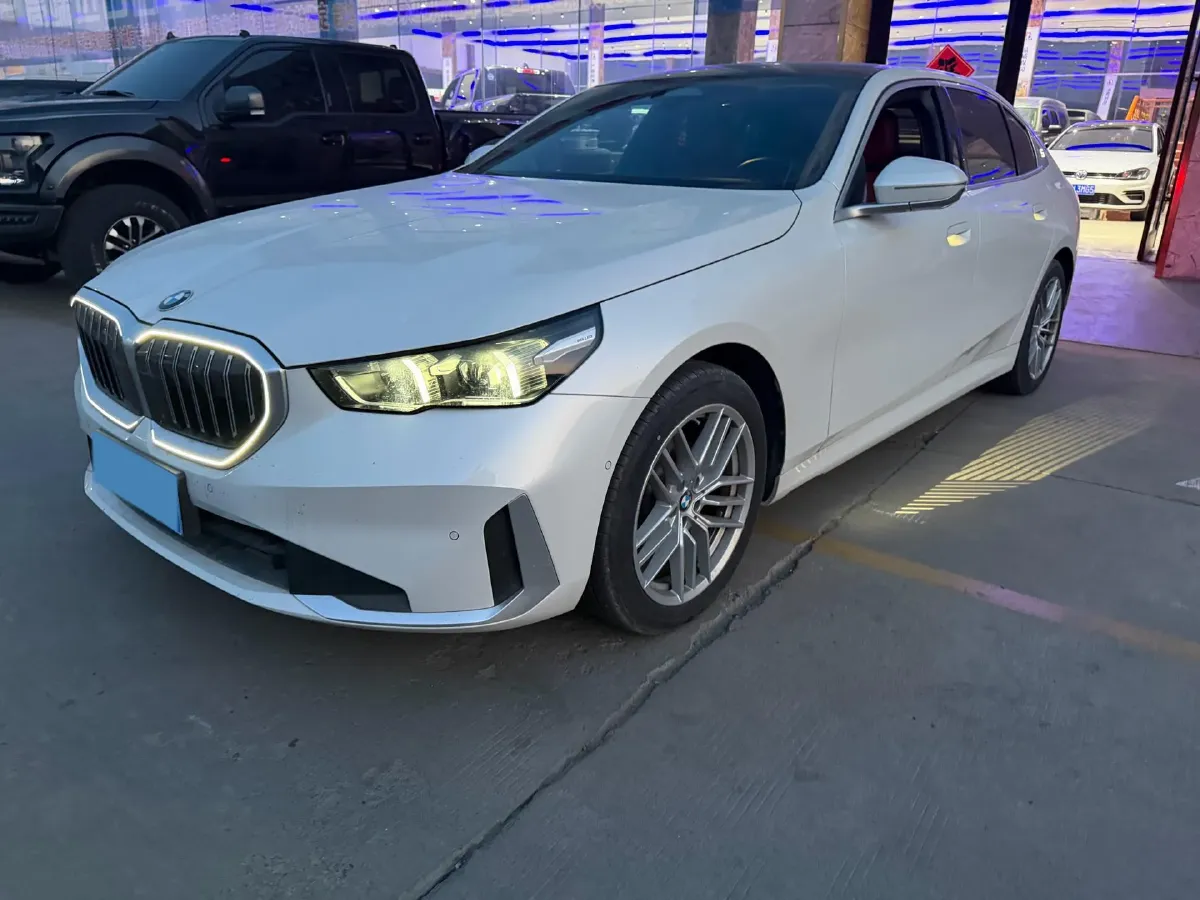 2025 BMW 5 Series 2.0T 190HP L4 8AT,autocango,china used car exporter,china ev exporter,chinese used car exporter,chinese used ev exporter