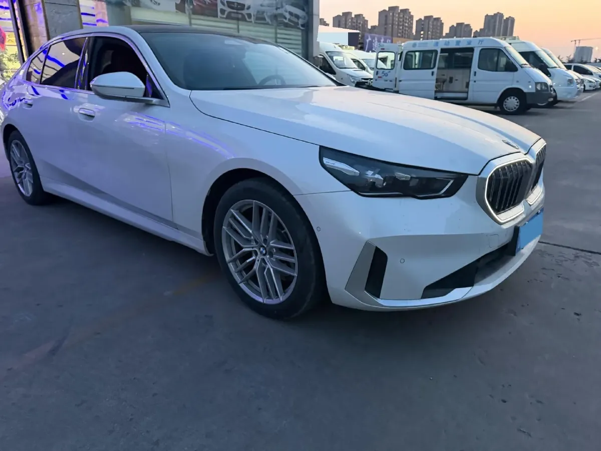 2025 BMW 5 Series 2.0T 190HP L4 8AT,autocango,china used car exporter,china ev exporter,chinese used car exporter,chinese used ev exporter