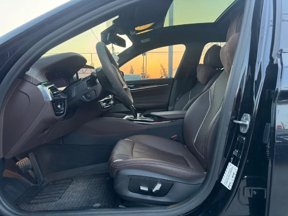 2022 BMW 5 Series 2.0T 184HP L4 8AT,autocango,china used car exporter,china ev exporter,chinese used car exporter,chinese used ev exporter