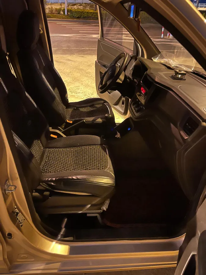 2019 WuLing HongGuang V 1.5L 105HP L4 5MT,autocango,china used car exporter,china ev exporter,chinese used car exporter,chinese used ev exporter