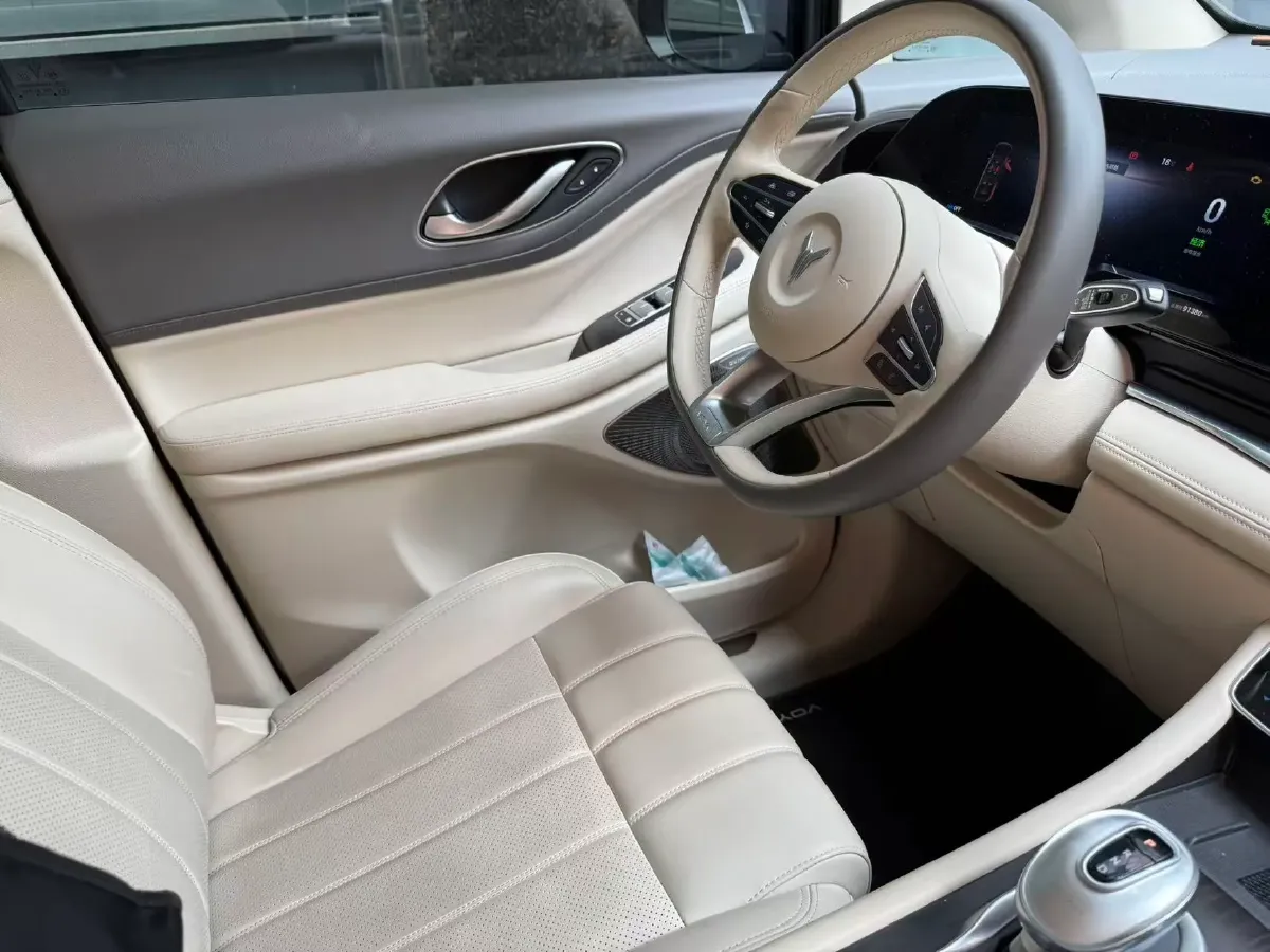 2024 Voyah Dream 1.5T 150HP L4 PHEV 43KWH,autocango,china used car exporter,china ev exporter,chinese used car exporter,chinese used ev exporter