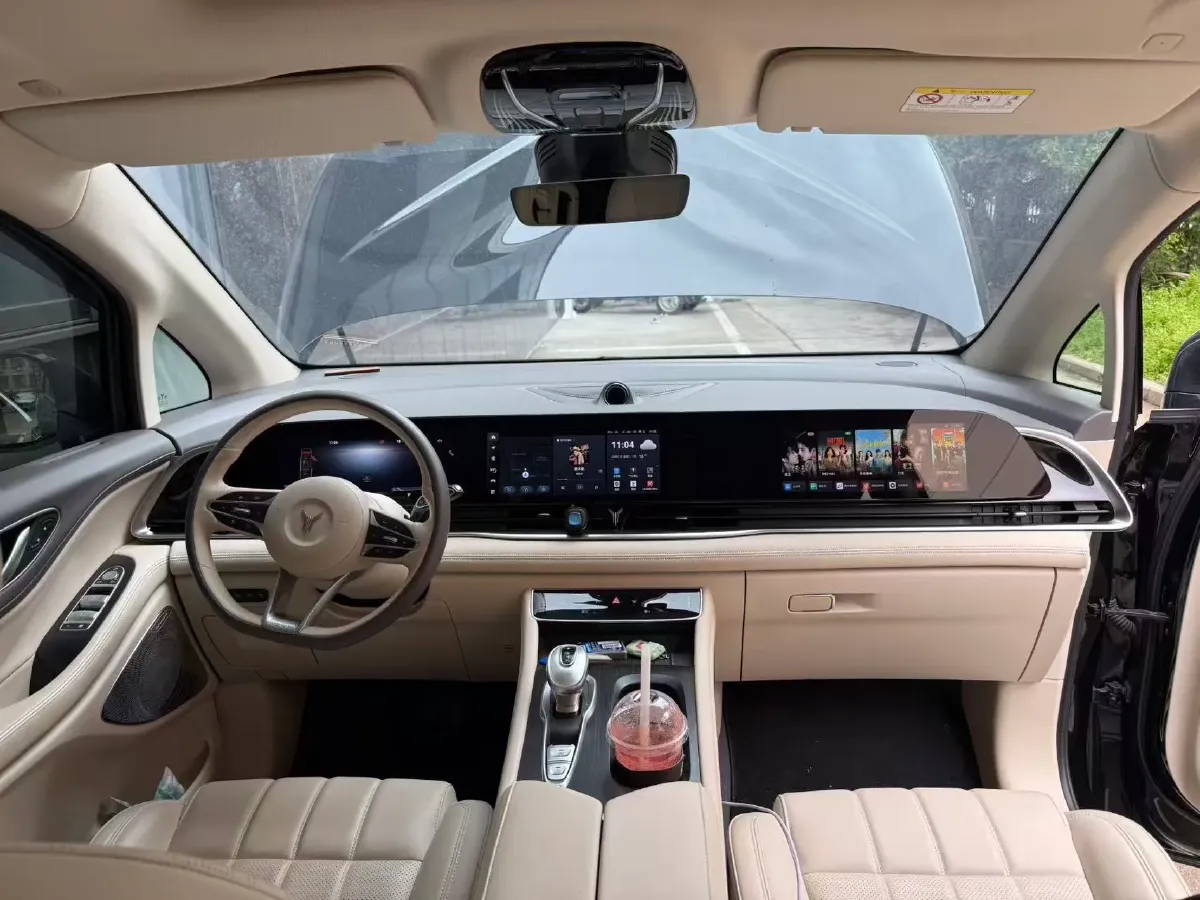 2024 Voyah Dream 1.5T 150HP L4 PHEV 43KWH,autocango,china used car exporter,china ev exporter,chinese used car exporter,chinese used ev exporter