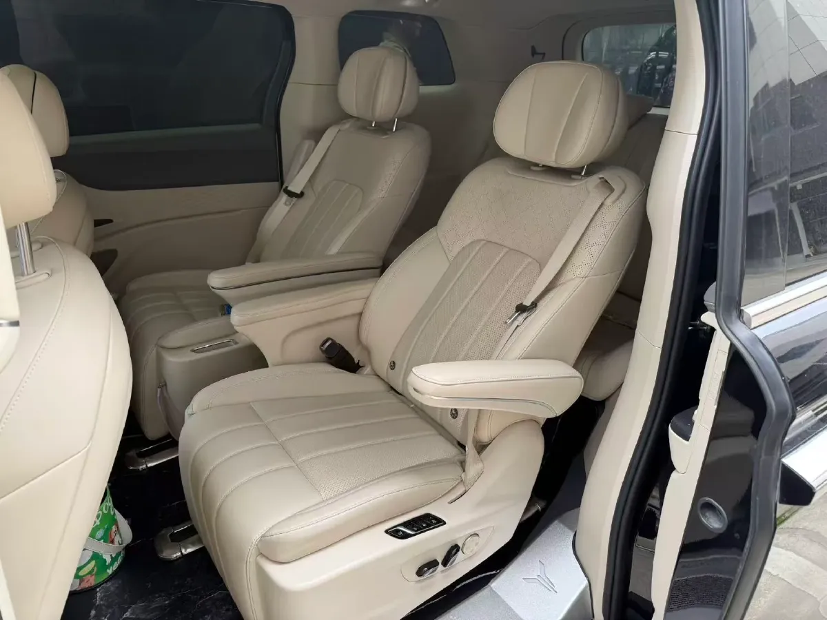 2024 Voyah Dream 1.5T 150HP L4 PHEV 43KWH,autocango,china used car exporter,china ev exporter,chinese used car exporter,chinese used ev exporter