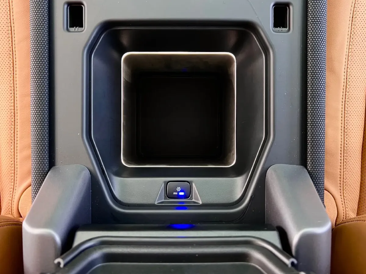 2024 Land Rover Defender 5.0T 525HP V8 8AT,autocango,china used car exporter,china ev exporter,chinese used car exporter,chinese used ev exporter