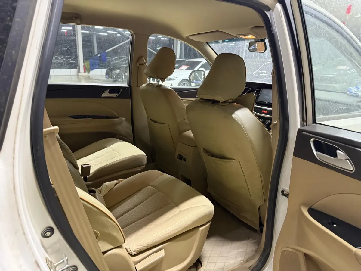 2019 BaoJun 730 1.5L 105HP L4 6MT,autocango,china used car exporter,china ev exporter,chinese used car exporter,chinese used ev exporter