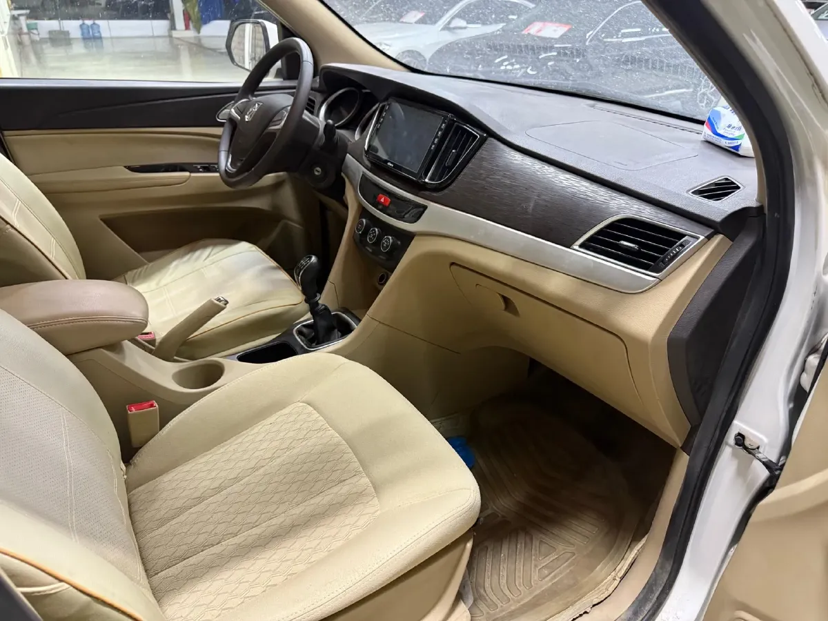 2019 BaoJun 730 1.5L 105HP L4 6MT,autocango,china used car exporter,china ev exporter,chinese used car exporter,chinese used ev exporter