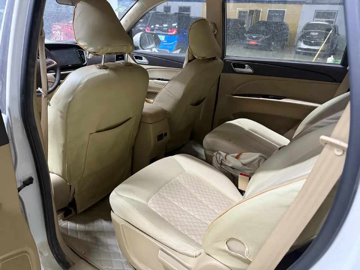 2019 BaoJun 730 1.5L 105HP L4 6MT,autocango,china used car exporter,china ev exporter,chinese used car exporter,chinese used ev exporter