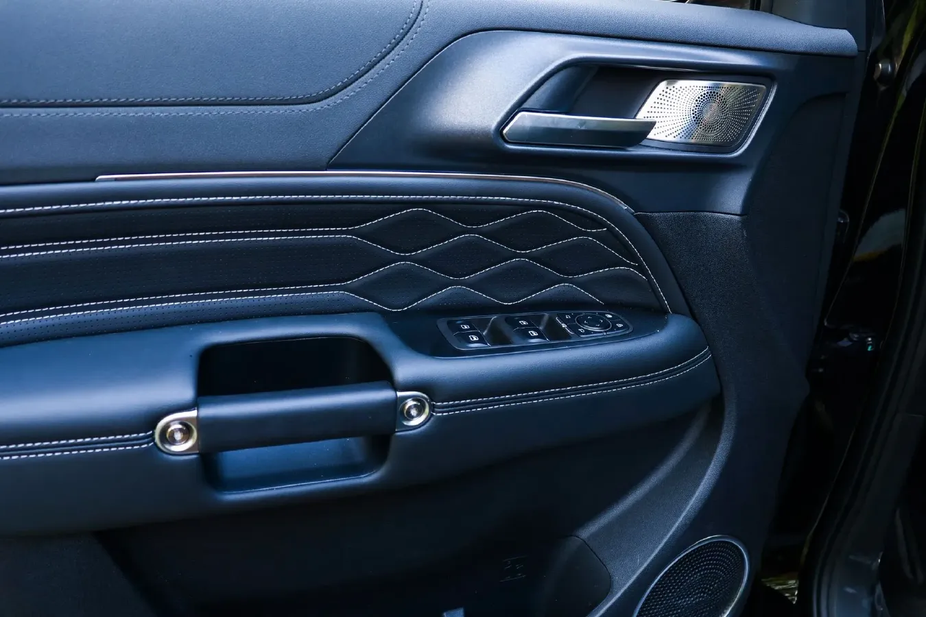 2025 Tank 300 2.0T 252HP L4 9AT PHEV,autocango,china used car exporter,china ev exporter,chinese used car exporter,chinese used ev exporter