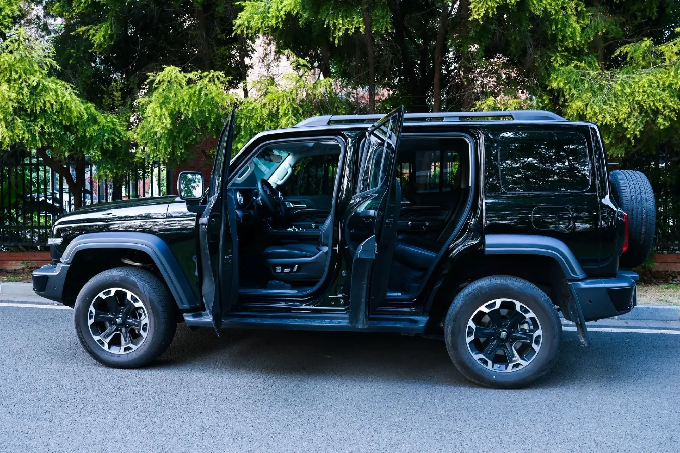 2025 Tank 300 2.0T 252HP L4 9AT PHEV,autocango,china used car exporter,china ev exporter,chinese used car exporter,chinese used ev exporter