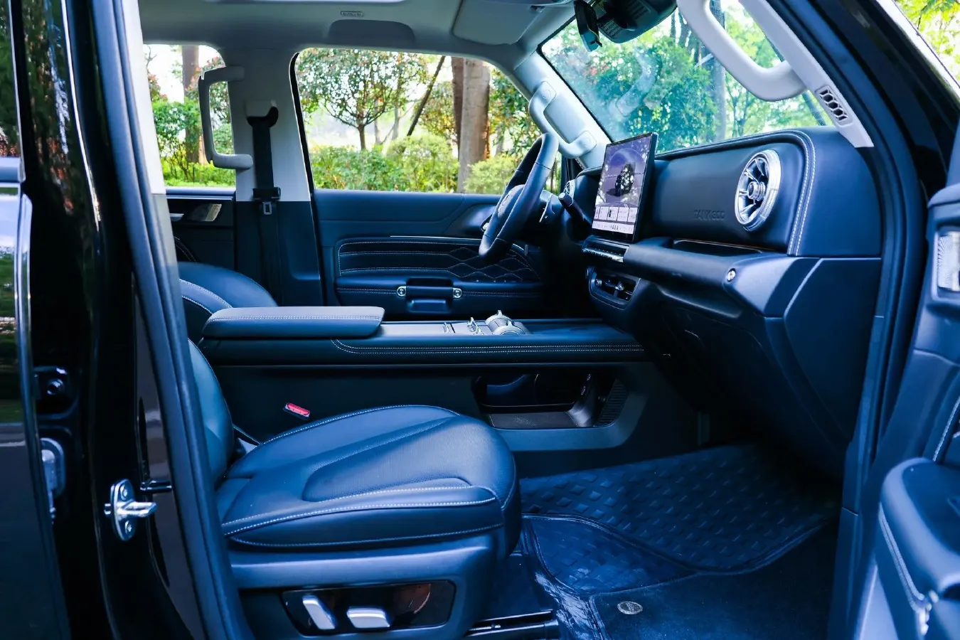 2025 Tank 300 2.0T 252HP L4 9AT PHEV,autocango,china used car exporter,china ev exporter,chinese used car exporter,chinese used ev exporter