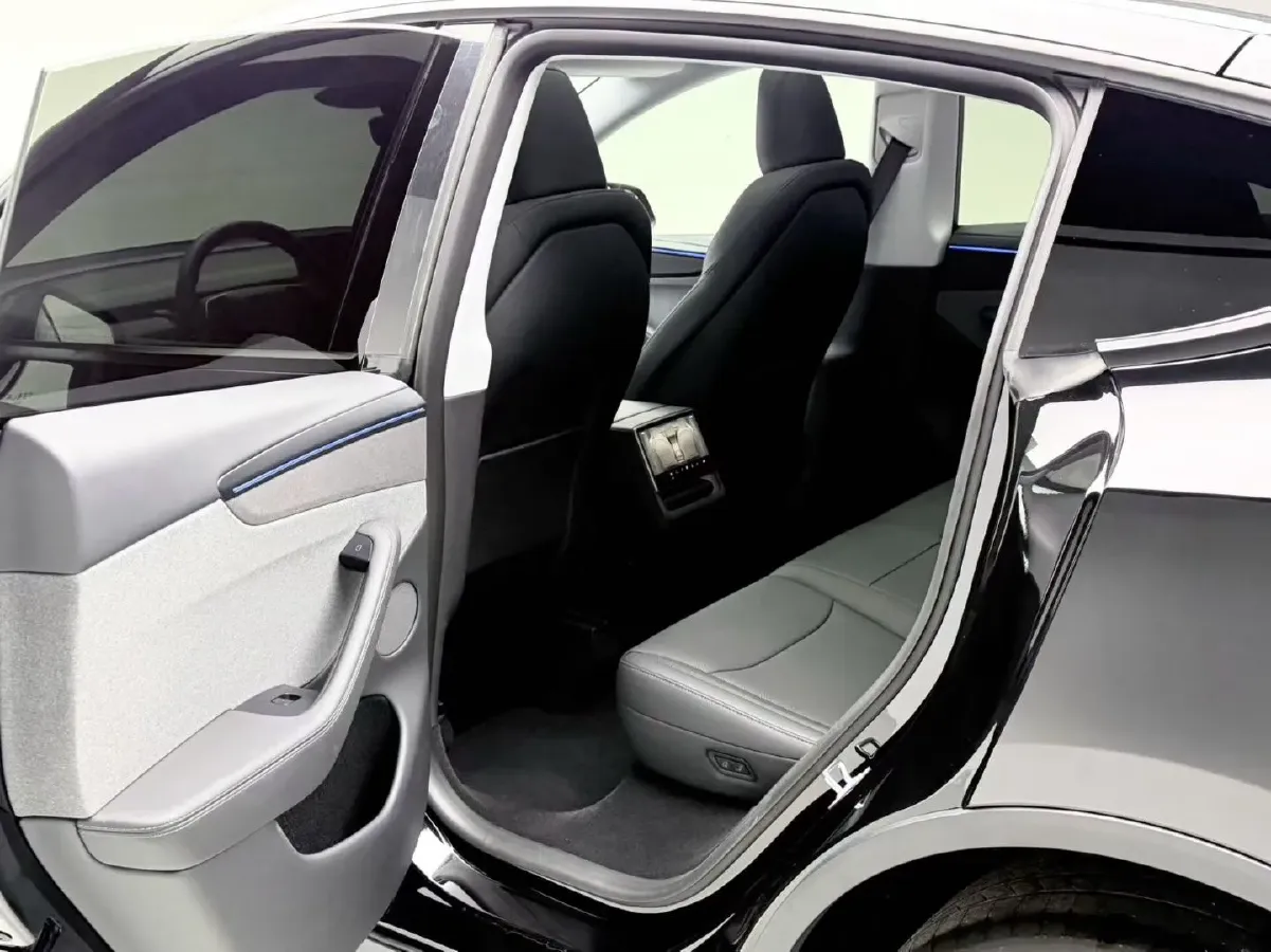 2025 Tesla Model Y BEV 62.5KWH,autocango,china used car exporter,china ev exporter,chinese used car exporter,chinese used ev exporter