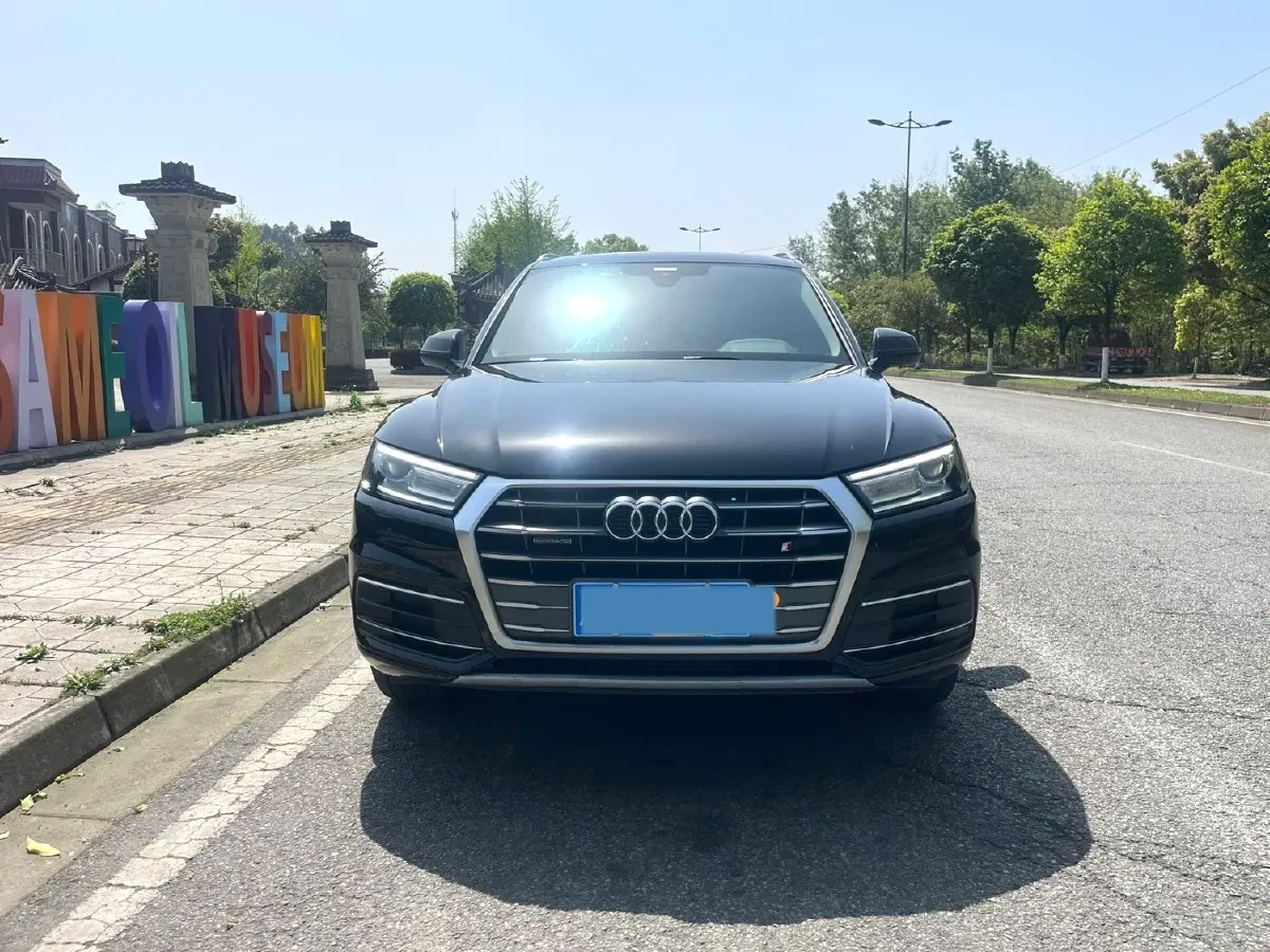 2020 Audi Q5L 2.0T 190HP L4 7DCT,autocango,china used car exporter,china ev exporter,chinese used car exporter,chinese used ev exporter