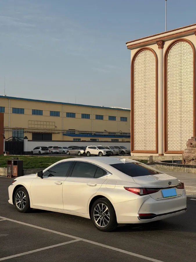 2024 Lexus ES 2.0L 173HP L4 CVT,autocango,china used car exporter,china ev exporter,chinese used car exporter,chinese used ev exporter