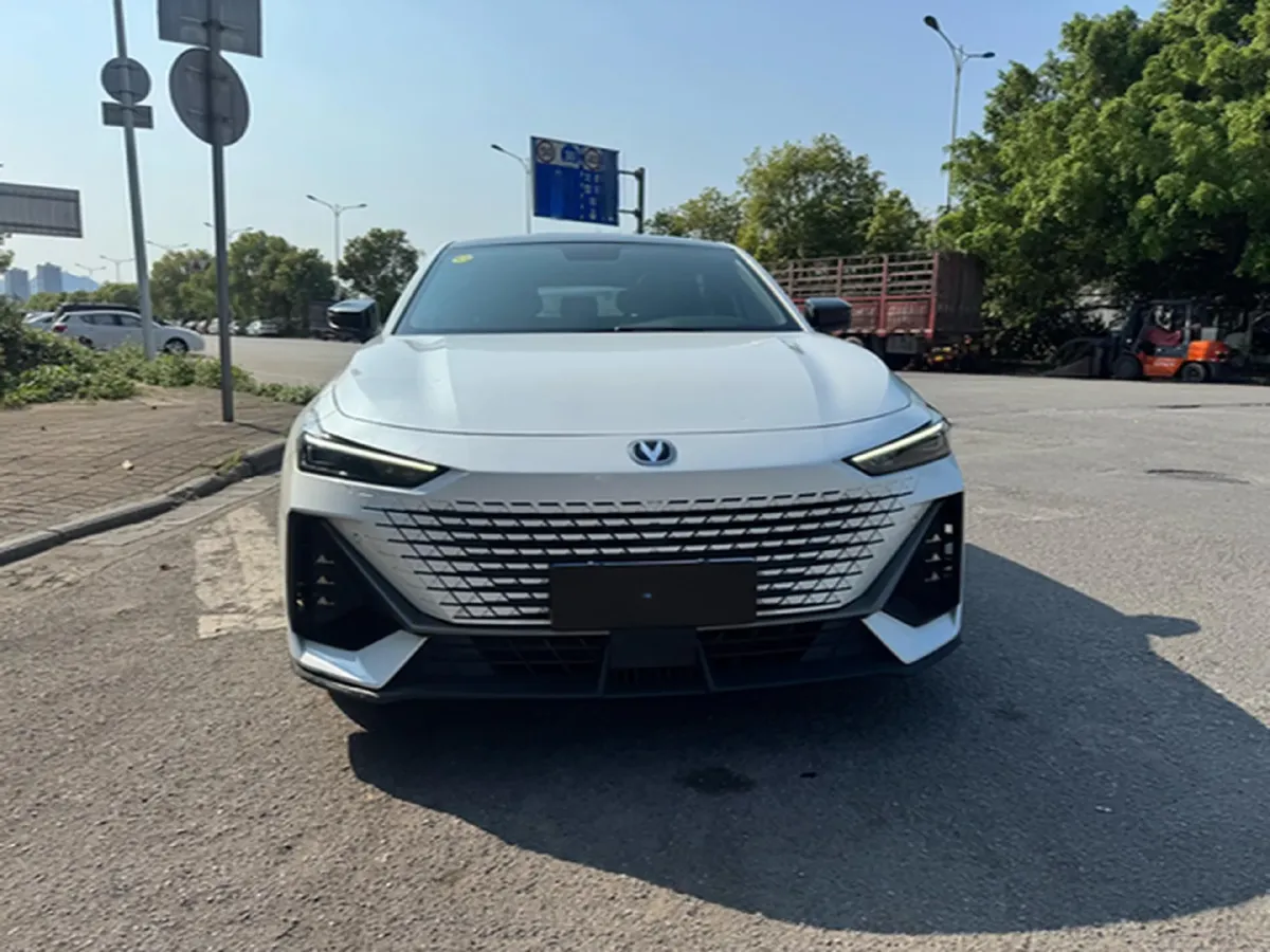 2022 ChangAn UNI-V 1.5T 188HP L4 7DCT,autocango,china used car exporter,china ev exporter,chinese used car exporter,chinese used ev exporter