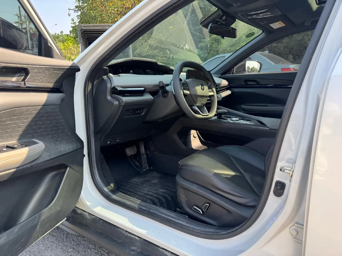 2022 ChangAn UNI-V 1.5T 188HP L4 7DCT,autocango,china used car exporter,china ev exporter,chinese used car exporter,chinese used ev exporter